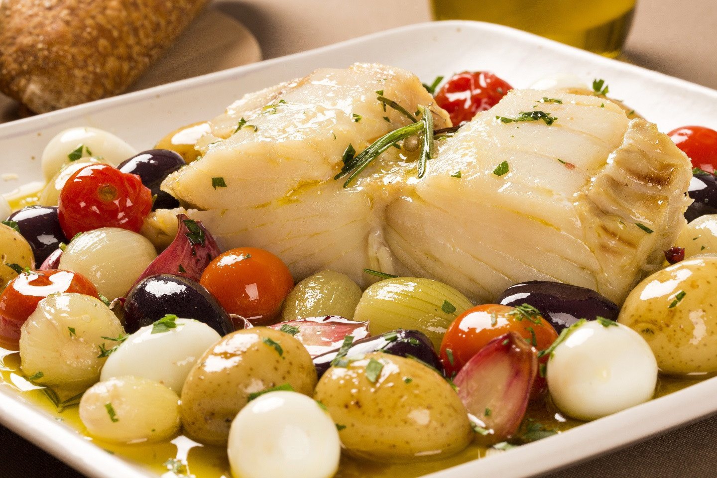 O Bacalhau à Portuguesa é uma daquelas receitas clássicas que encantam paladares há gerações.