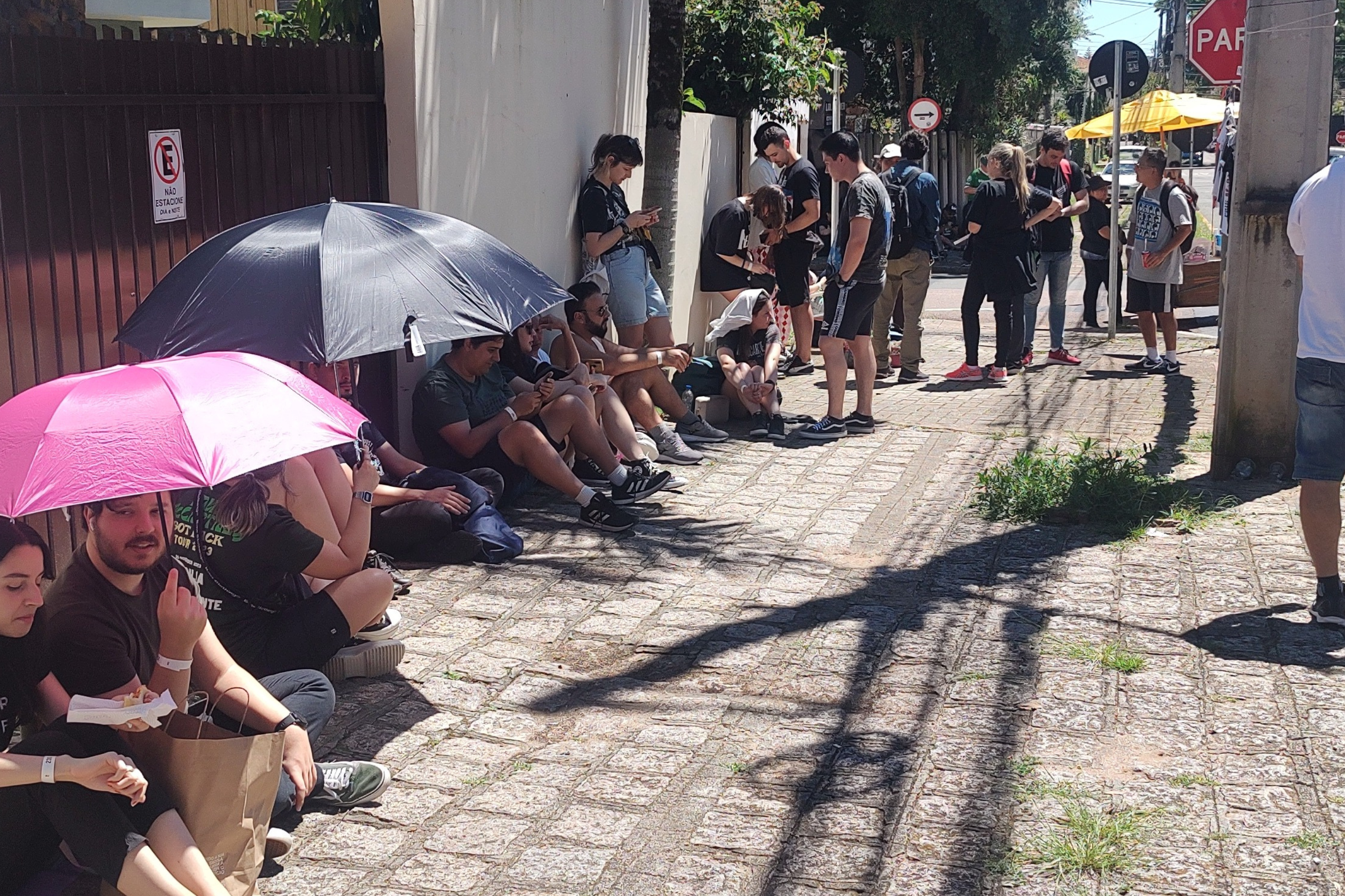 fãs vêm preparados para enfrentar horas na fila para ver de perto o ídolo – CBN Curitiba – A Rádio Que Toca Notícia