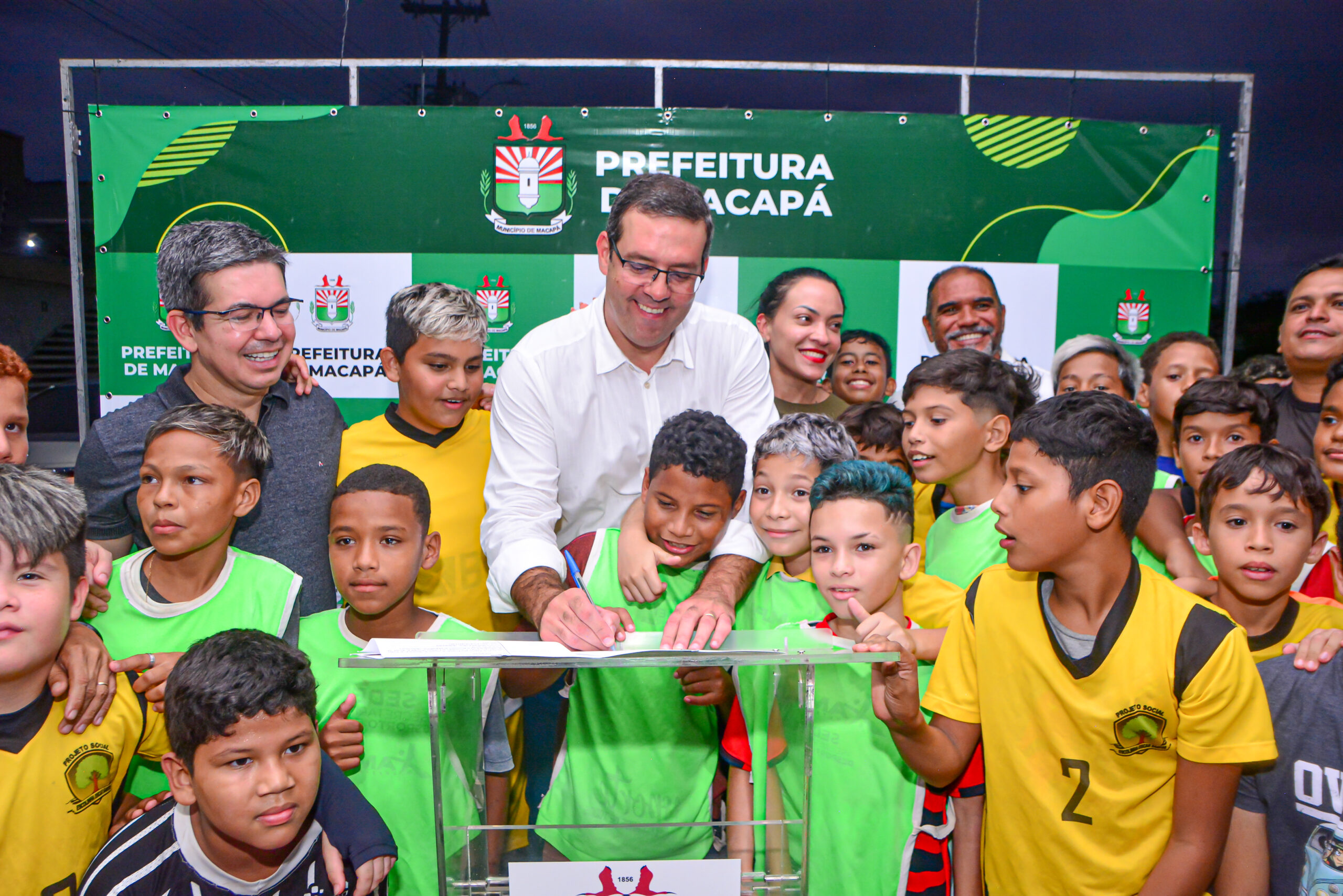 Prefeito Dr. Furlan e senador Randolfe Rodrigues assinam Ordem de Serviço para construção de Praça, no Residencial Mestre Oscar