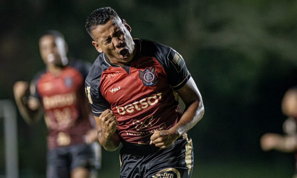 Zé Hugo, atacante do Vitória, comemora gol marcado contra o Itabaiana