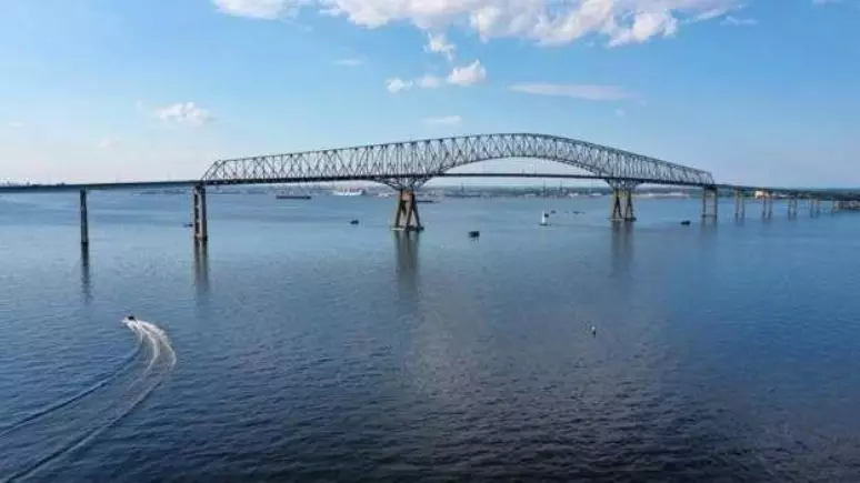 Ponte Desaba Após Colisão de Navio Cargueiro nos EUA